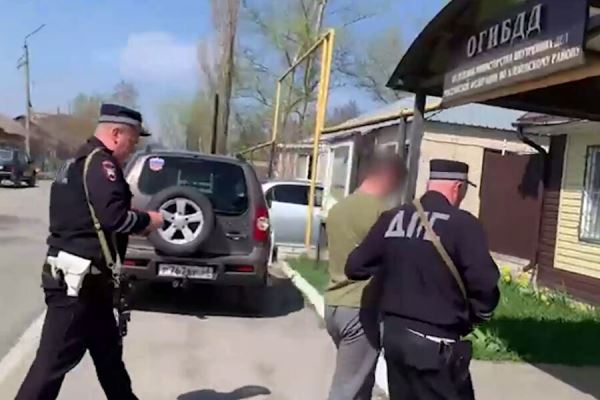 pjanyj-rossijanin-nanbspavto-pytajas-otorvatsja-ot-policejskih-bolee-30nbspraz-narushil-pdd-6d96b7b.jpg
