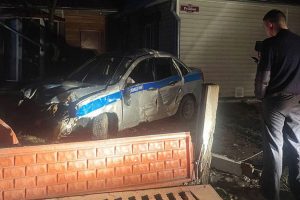policejskij-nanbsppatrulnoj-mashine-vehal-vnbspdom-uvorachivajas-ot-velosipedista-6b755a4.jpg