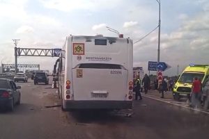 avtobus-vrezalsja-vnbspfuru-i-paralizoval-dvizhenie-nanbspnovorjazanskom-shosse-vnbsppodmoskove-ad20e53.jpg