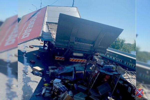 В Волгоградской области КамАЗ врезался в машину спецтехники