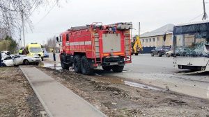 dva-cheloveka-postradali-v-dtp-s-uchastiem-passazhirskogo-avtobusa-i-avto-v-kirove-6de06d9.jpg
