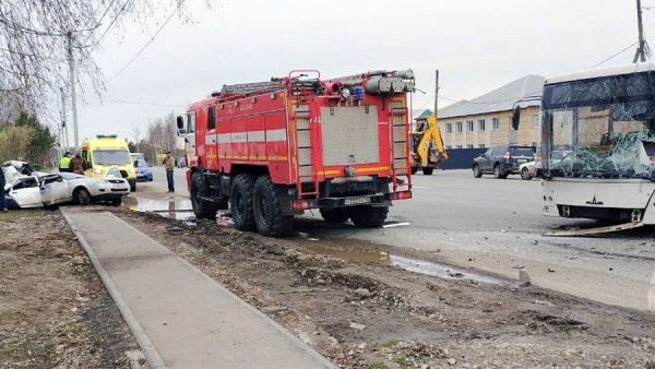 dva-cheloveka-postradali-v-dtp-s-uchastiem-passazhirskogo-avtobusa-i-avto-v-kirove-6de06d9.jpg