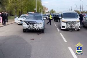 rossijanka-popala-srazu-podnbspdva-avtomobilja-ac6c504.jpg