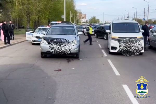 rossijanka-popala-srazu-podnbspdva-avtomobilja-ac6c504.jpg
