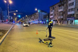 vnbspekaterinburge-avtomobil-snes-ehavshego-nanbspkrasnyj-samokatchika-28d49d6.jpg