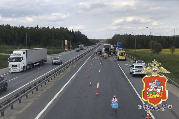 vnbsppodmoskove-dva-cheloveka-pogibli-vnbspdtp-snbspuchastiem-fury-i-mikroavtobusa-7250abd.jpg