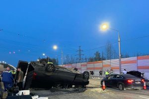 vnbsppodmoskove-perevernutyj-mikroavtobus-snbspdetmi-popal-nanbspvideo-posle-zhestkogo-dtp-a0a3bd0.jpg