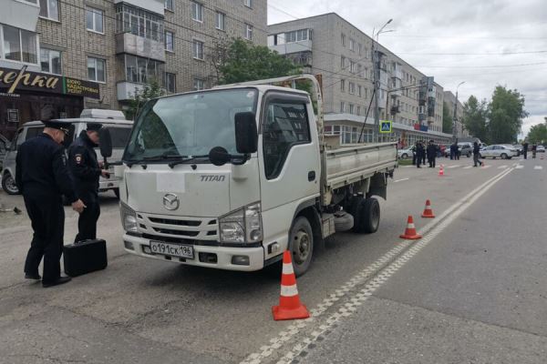 vnbspsverdlovskoj-oblasti-mat-i-doch-okazalis-podnbspkolesami-gruzovika-4e82c32.jpg